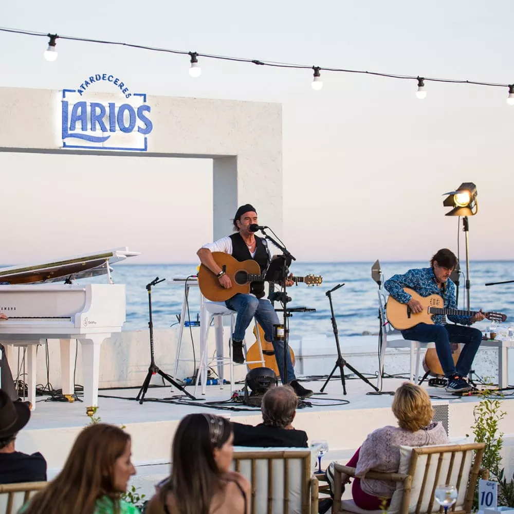 (Gallery_4) Alt: Oceanfront live music show under Larios pillar | Filename: live-music-show-larios-pillar.jpg
